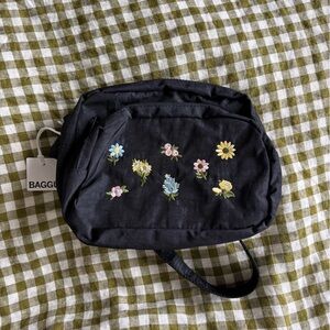 NWT Baggu embroidered floral fanny pack